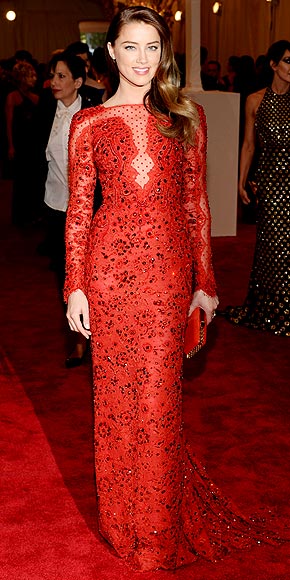 Amber Heard, lady in red, de Emilio Pucci é o número 1
