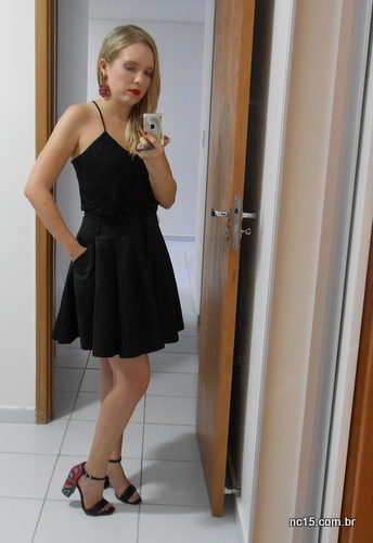 eu com um vestido preto e sandália arezzo
