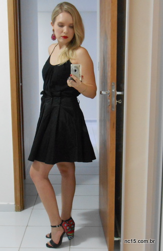 eu com um vestido preto e sandália arezzo