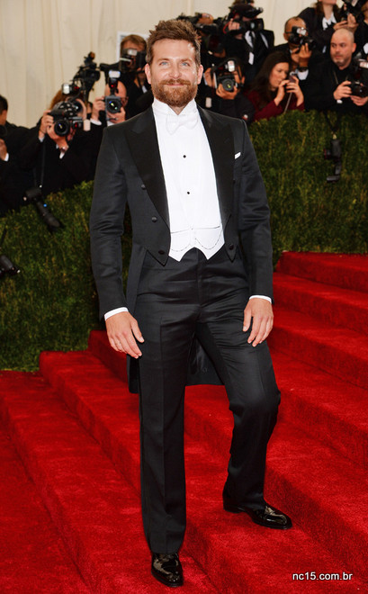 Bradley Cooper no baile do met foi de gravata borboleta branca.
