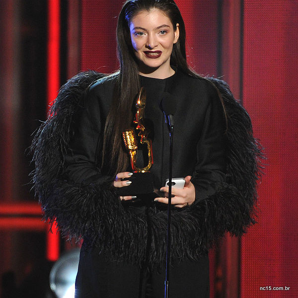 Lorde no  Billboard Music Awards usou look duvidoso totalmente preto e com penas